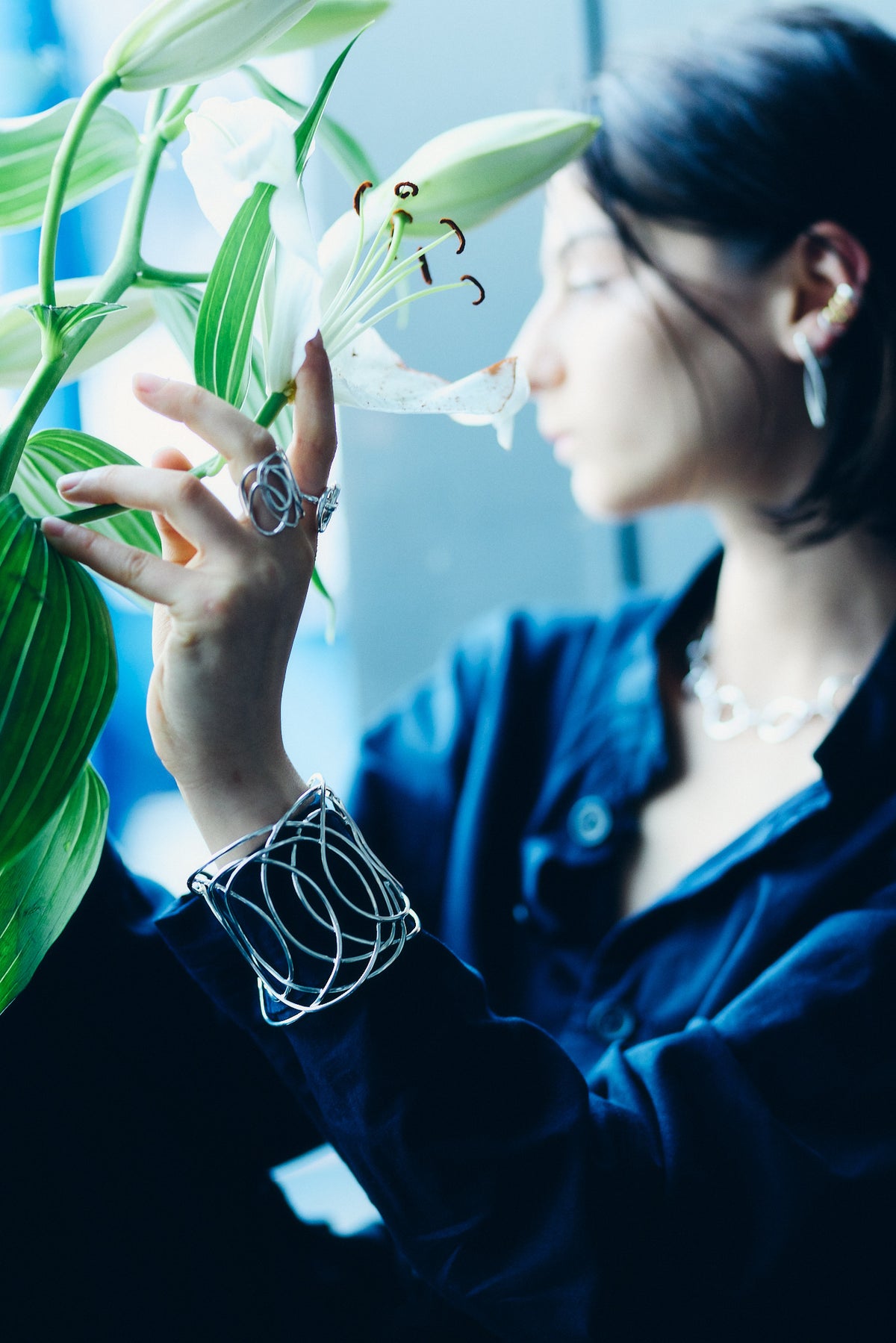 ayd jewelryのジュエリーを身につけたルック