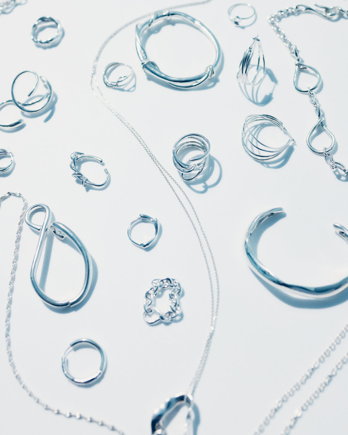 光と影に浮かぶayd jewelryのジュエリー