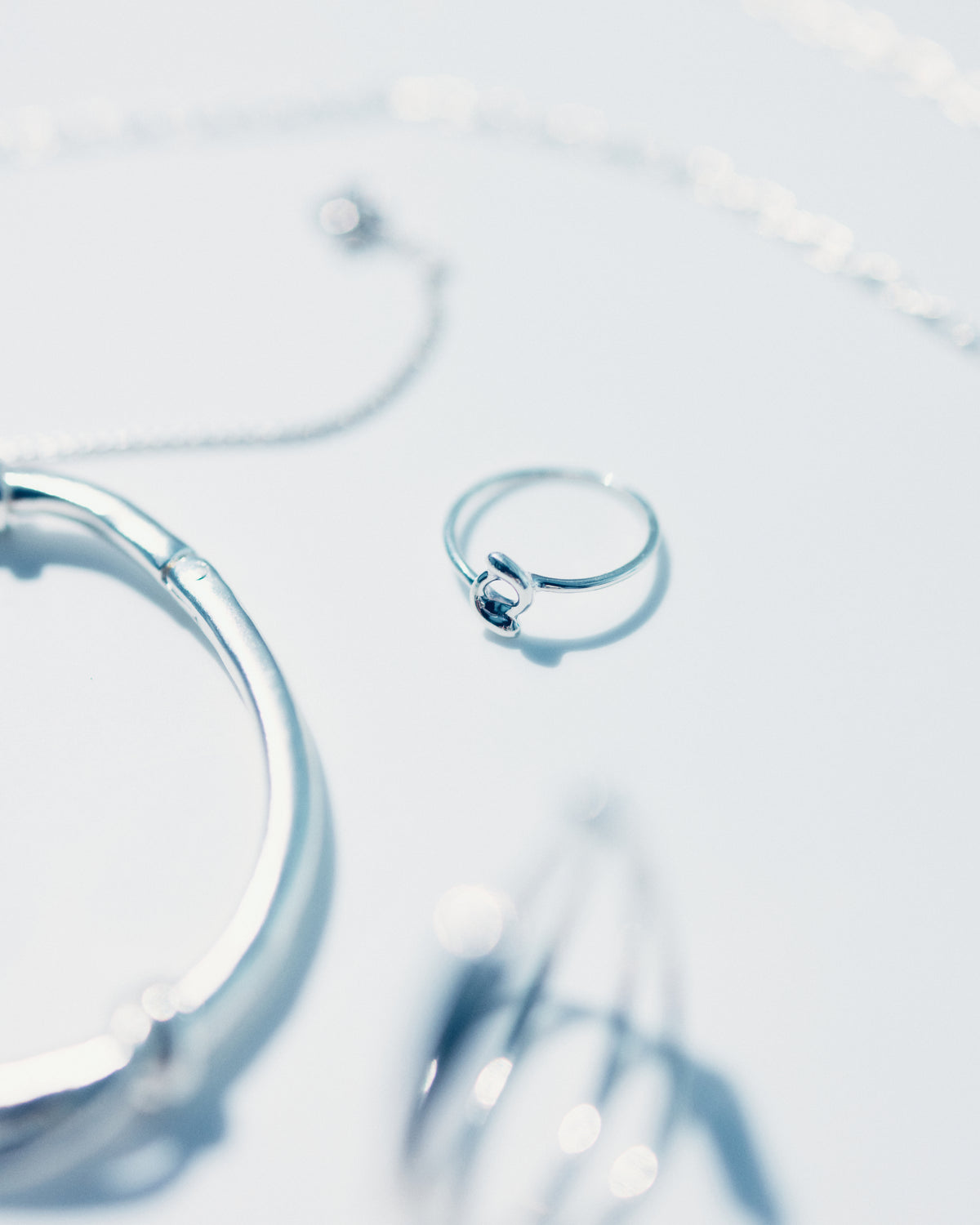 リングやネックレスを並べたayd jewelryの静物写真